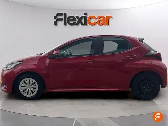 Usado Toyota Yaris Active 116 CV (85 kW) 2023 Rojo Utilitario