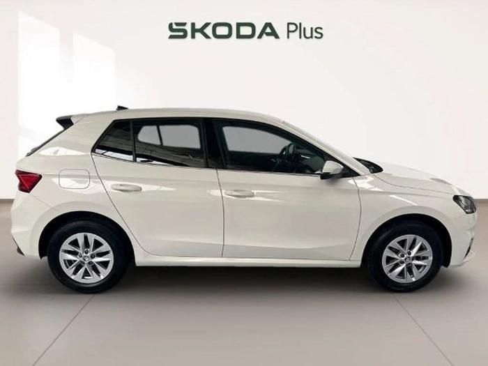 Usado Skoda Fabia Selection 95 CV (69 kW) 2024 Blanco Utilitario