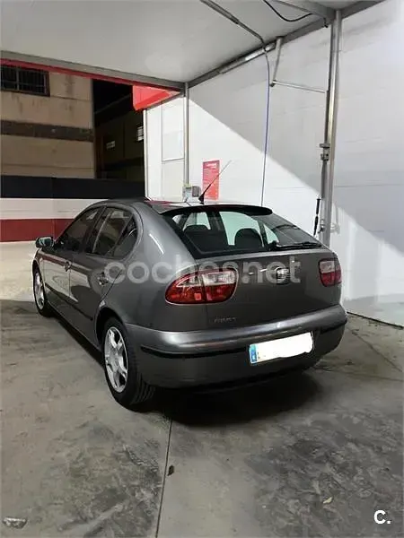 Usado Seat Leon Sport 105 CV (77 kW) 2002 Gris / plata Utilitario