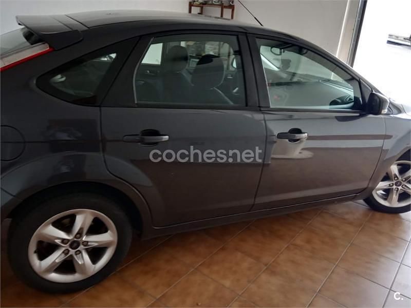 Usado Ford Focus Trend 109 CV (80 kW) 2009 Gris / plata Berlina