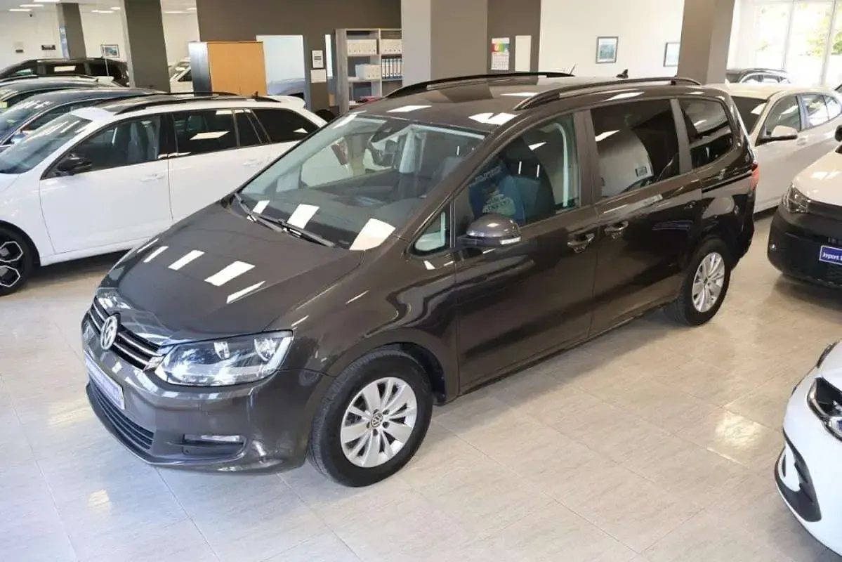 Usado VW Sharan Edition 150 CV (110 kW) 2020 Marrón Monovolumen