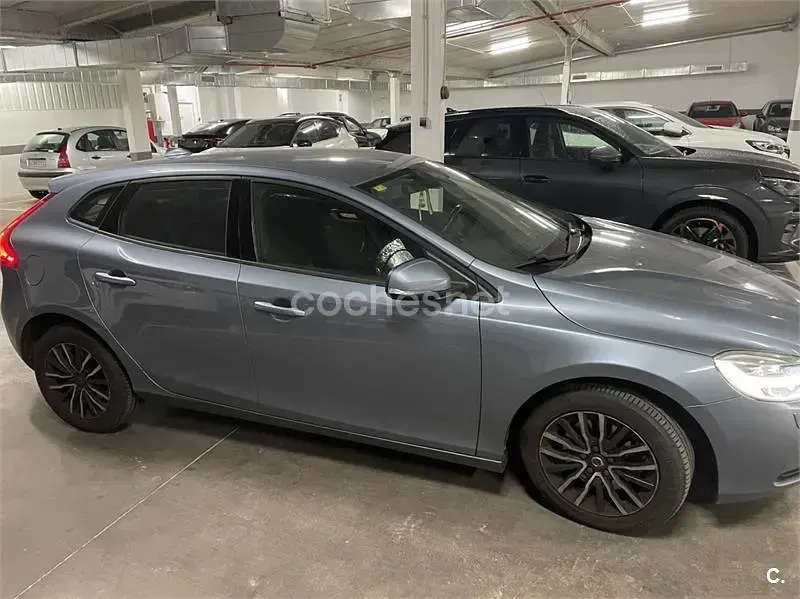 Usado Volvo V40 Momentum 122 CV (89 kW) 2018 Gris / plata Berlina
