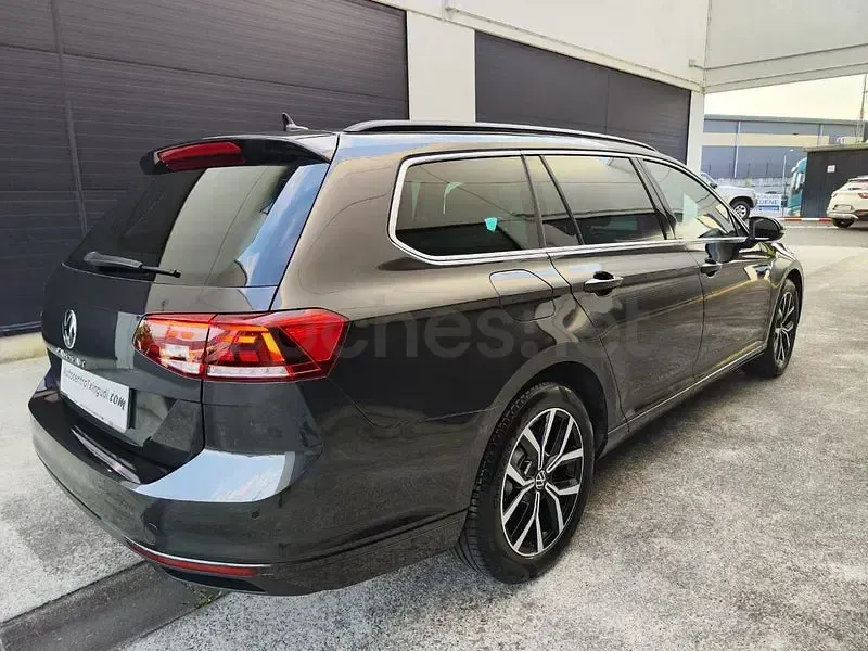 Usado VW Passat Executive 150 CV (110 kW) 2022 Marrón Familiar