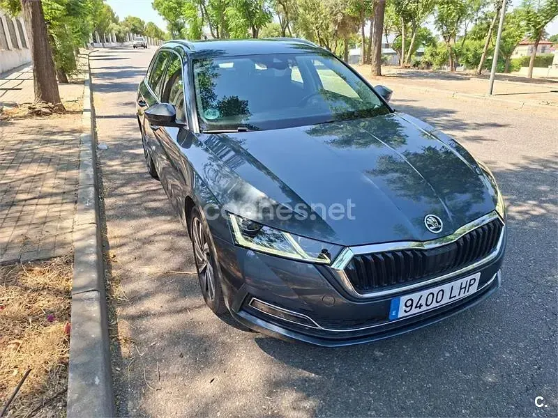 Usado Skoda Octavia Style 150 CV (110 kW) 2020 Gris / plata Familiar