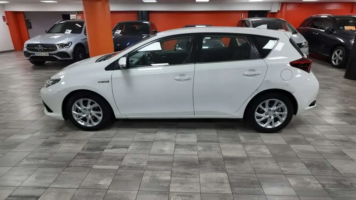 Usado Toyota Auris Hybrid Active 136 CV (100 kW) 2016 Blanco Utilitario