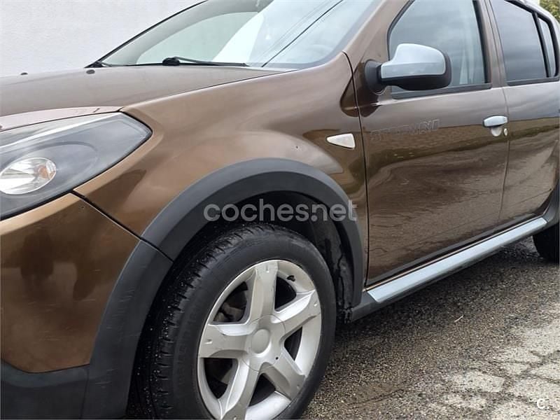 Usado Dacia Sandero Stepway 85 CV (62 kW) 2012 Marrón Berlina