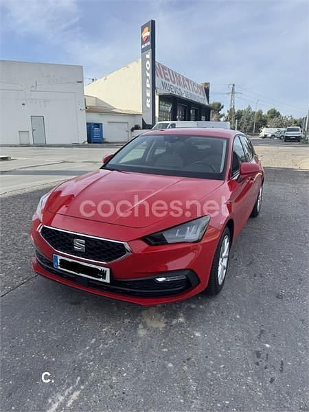Usado Seat Leon Style 130 CV (95 kW) 2021 Rojo Berlina
