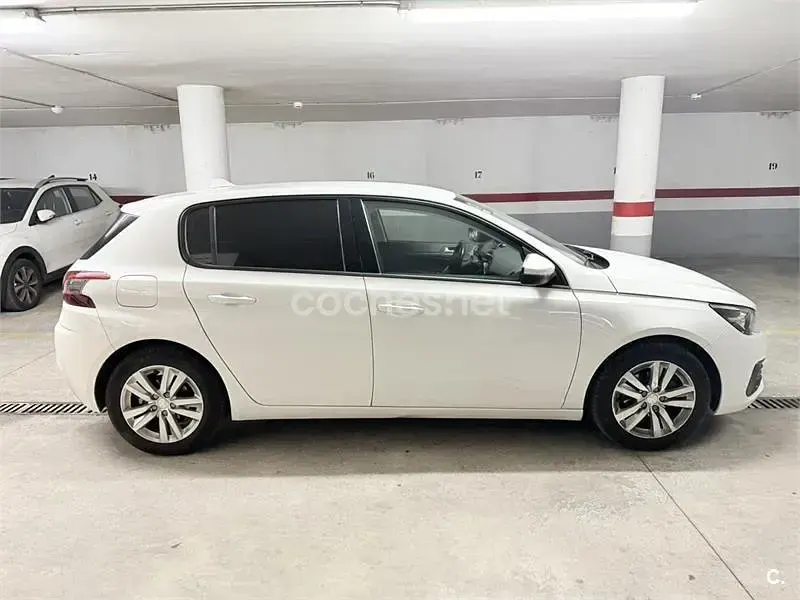 Usado Peugeot 308 Active 110 CV (80 kW) 2018 Blanco Berlina