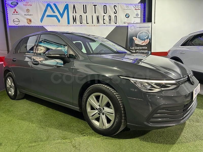 Usado VW Golf VIII Life 130 CV (95 kW) 2021 Gris / plata Berlina