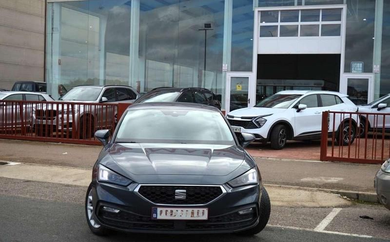 Usado Seat Leon Style 110 CV (80 kW) 2022 Gris Utilitario