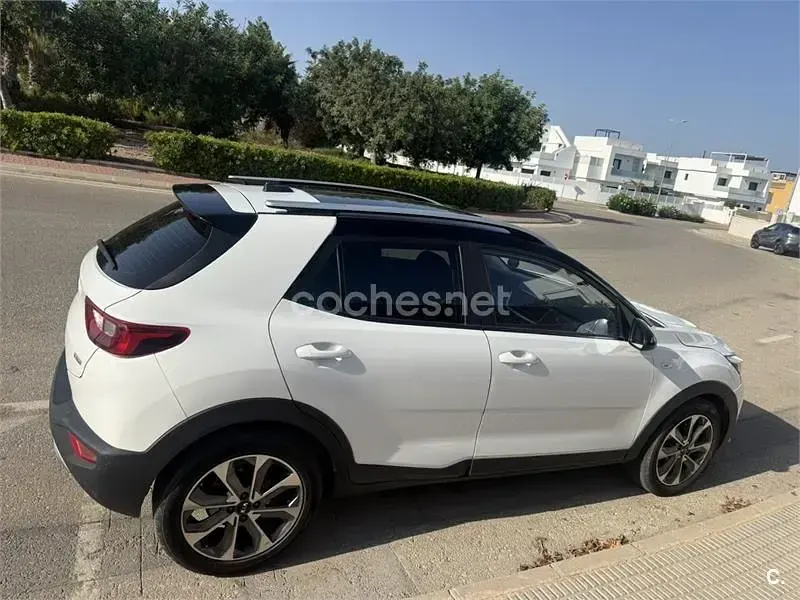 Usado Kia Stonic 100 CV (73 kW) 2019 Blanco SUV