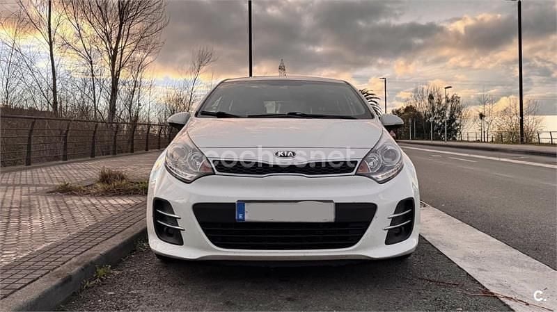 Usado Kia Rio 75 CV (55 kW) 2015 Blanco Berlina