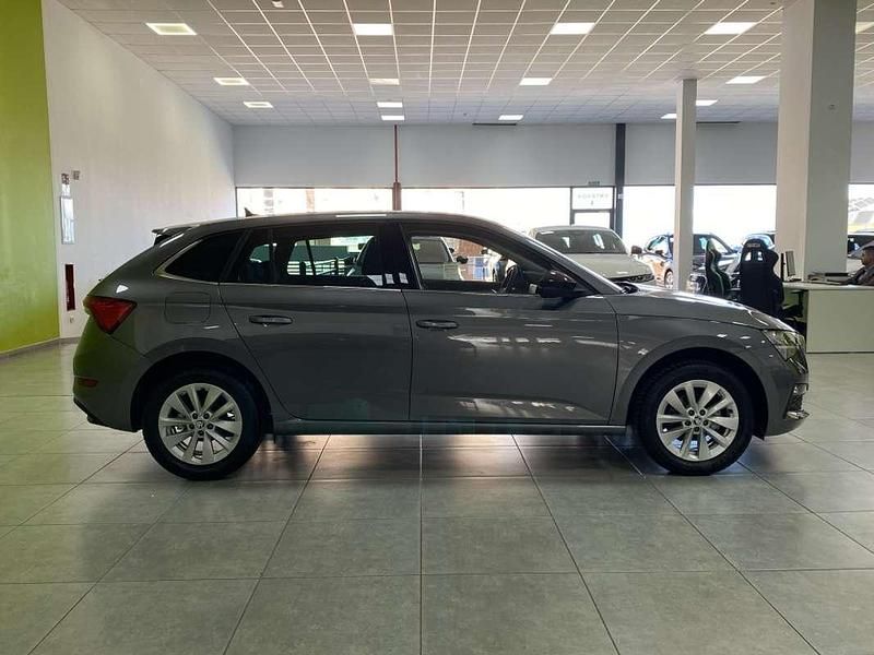 Usado Skoda Scala Selection 95 CV (69 kW) 2024 Gris Utilitario