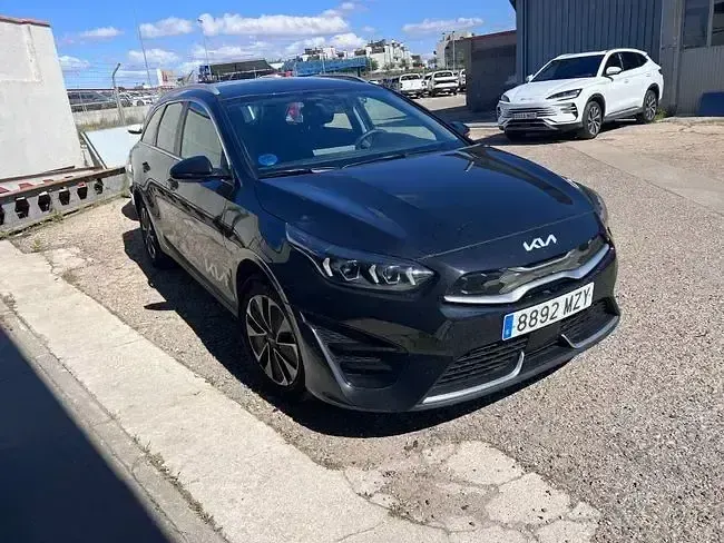 Usado Kia Ceed 141 CV (103 kW) 2025 Negro Utilitario