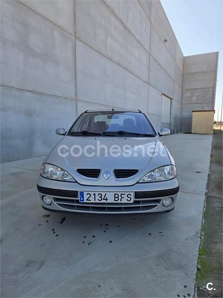 Usado Renault Mégane Privilege 110 CV (80 kW) 2001 Gris / plata Berlina