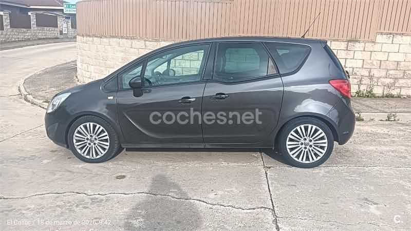 Usado Opel Meriva Cosmo 110 CV (80 kW) 2011 Marrón Monovolumen