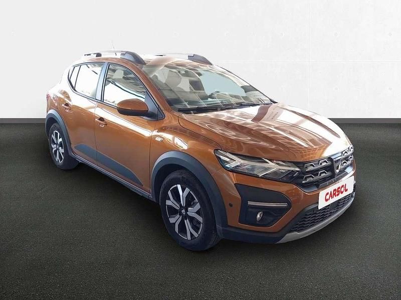 Usado Dacia Sandero Comfort 91 CV (66 kW) 2021 Naranja Utilitario