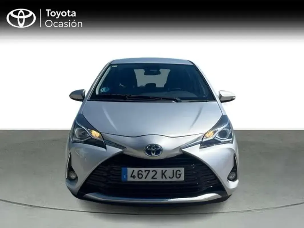 Usado Toyota Yaris Hybrid Active 100 CV (73 kW) 2018 Gris Utilitario