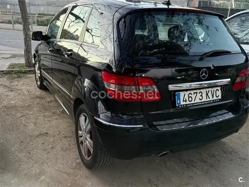 Usado Mercedes B200 136 CV (100 kW) 2011 Negro Monovolumen