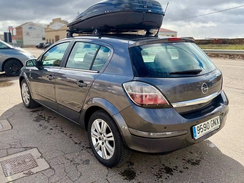 Usado Opel Astra Enjoy 110 CV (80 kW) 2009 Gris / plata Berlina