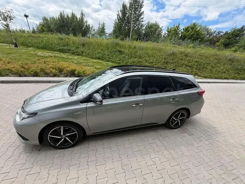 Usado Toyota Auris Hybrid Advance 136 CV (100 kW) 2017 Gris / plata Berlina