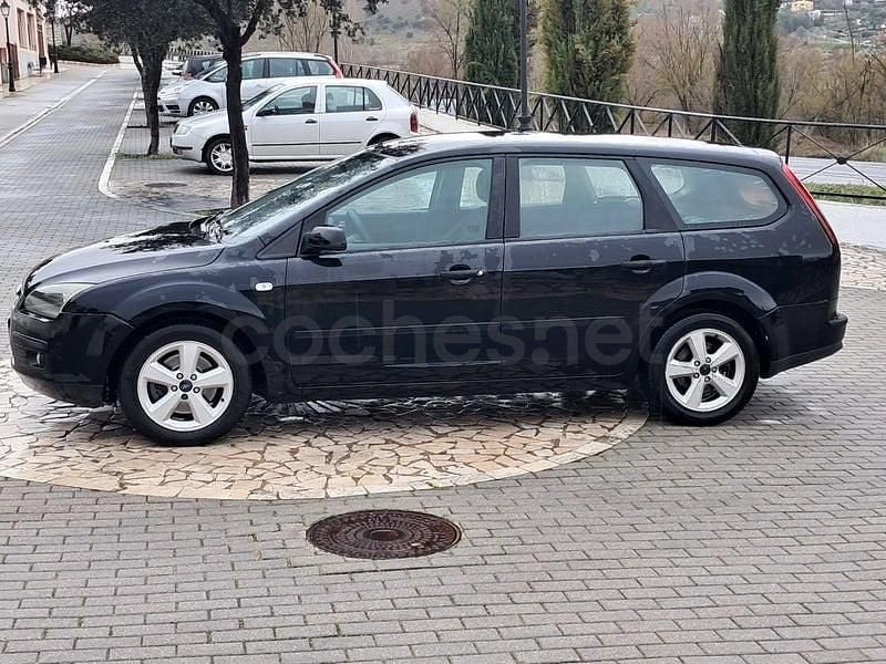 Usado Ford Focus Ghia 136 CV (100 kW) 2005 Negro Familiar