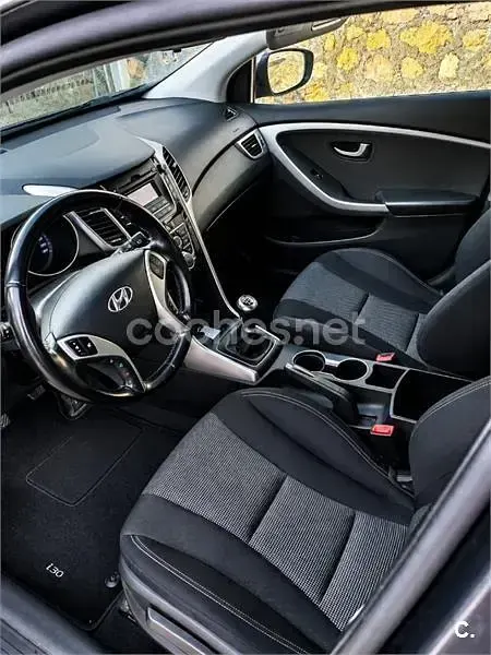 Usado Hyundai i30 90 CV (66 kW) 2016 Gris / plata Berlina