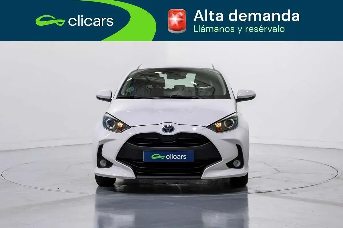 Usado Toyota Yaris Hybrid Active 75 CV (55 kW) 2021 Blanco Berlina