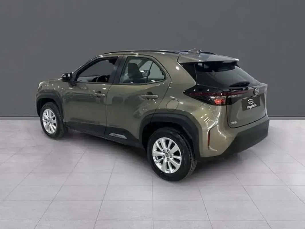 Usado Toyota Yaris Cross Business Edition 116 CV (85 kW) 2025 Marrón SUV