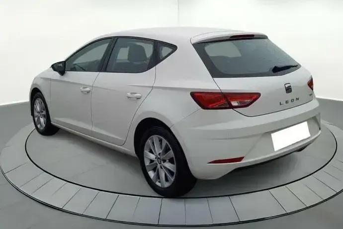 Usado Seat Leon Style 131 CV (96 kW) 2019 Blanco Familiar