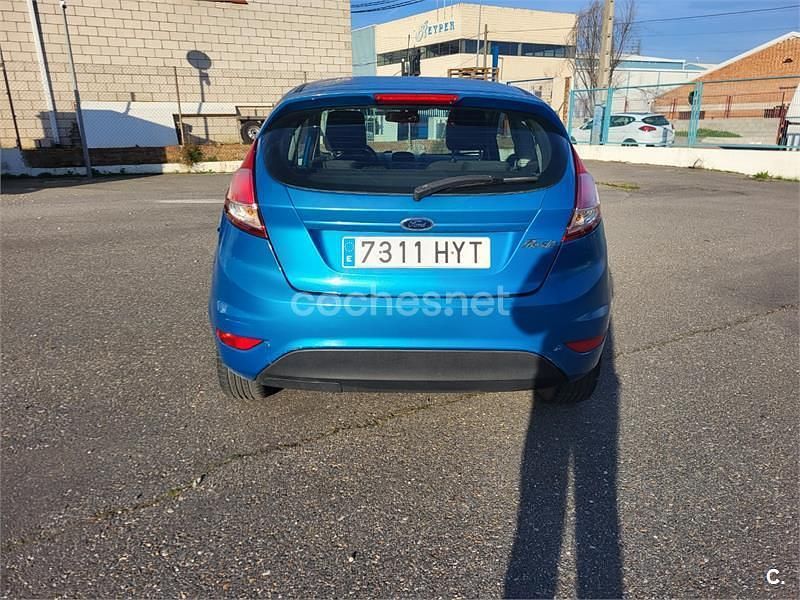 Usado Ford Fiesta Trend 75 CV (55 kW) 2014 Azul Utilitario