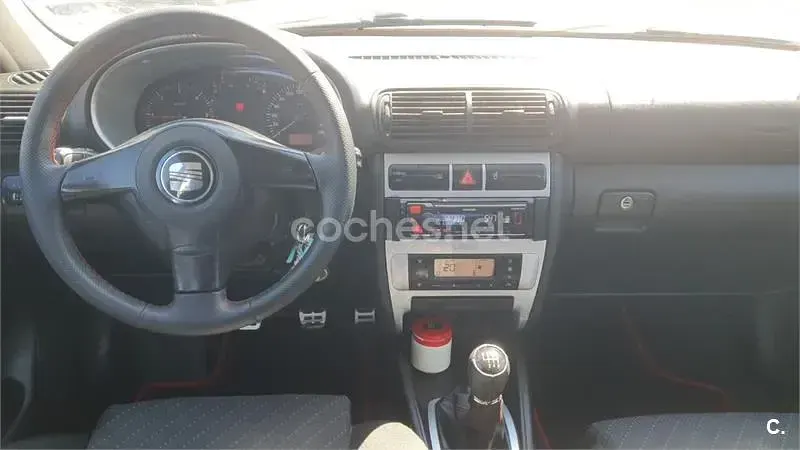 Usado Seat Leon Sport 130 CV (95 kW) 2004 Rojo Utilitario