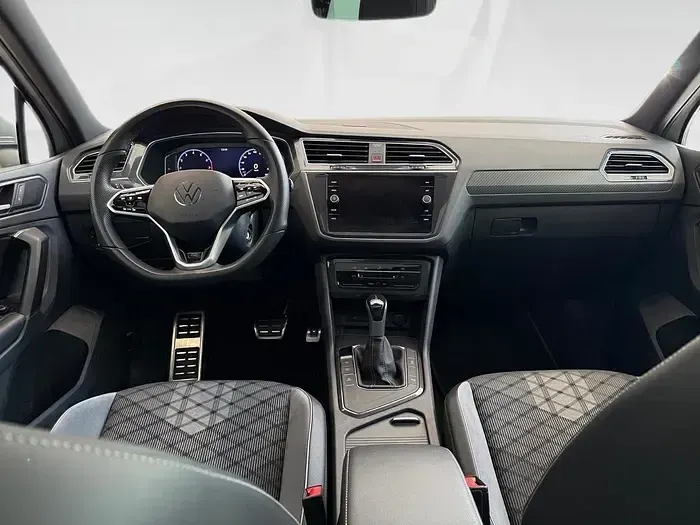 Usado VW Tiguan R-line 150 CV (110 kW) 2023 Gris / plata SUV