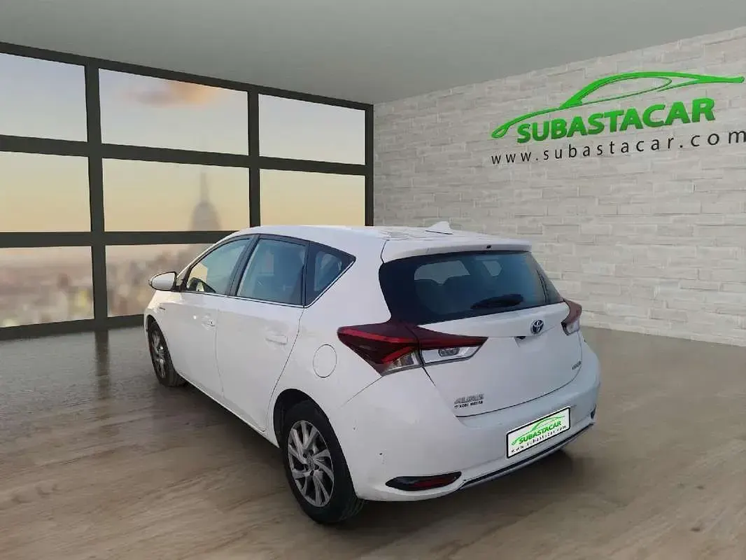 Usado Toyota Auris Hybrid Active 136 CV (100 kW) 2019 Blanco Utilitario