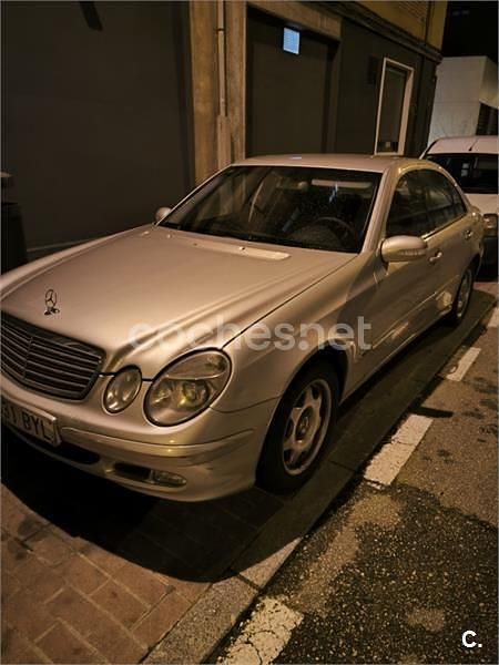 Usado Mercedes E270 Classic 170 CV (125 kW) 2002 Gris / plata Berlina