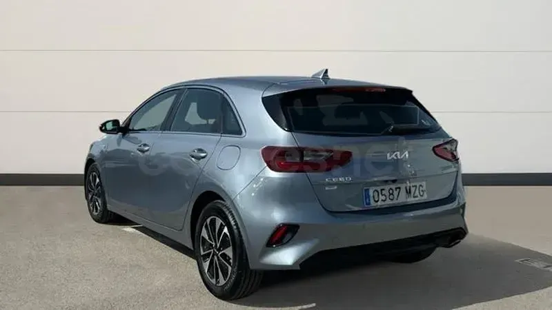 Usado Kia Ceed 100 CV (73 kW) 2025 Gris / plata Utilitario