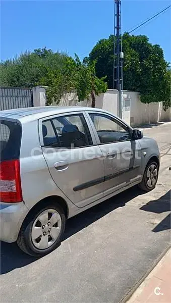 Usado Kia Picanto LX 65 CV (47 kW) 2005 Gris / plata Utilitario