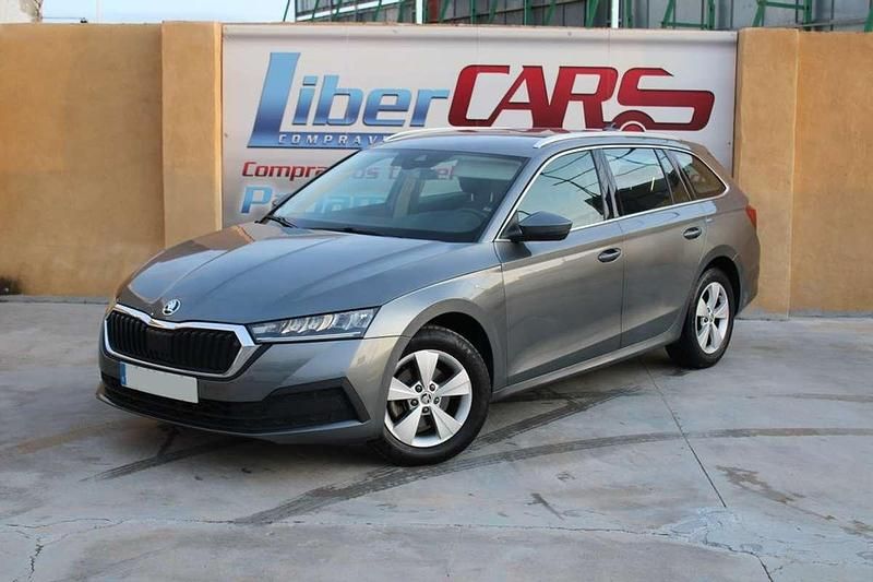 Usado Skoda Octavia Ambition 150 CV (110 kW) 2022 Gris Familiar