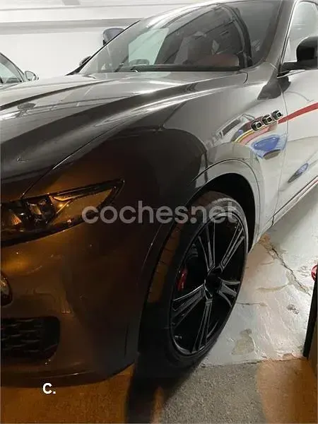 Usado Maserati Levante 430 CV (316 kW) 2018 Gris / plata SUV