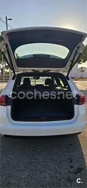 Usado Opel Astra Dynamic 136 CV (100 kW) 2016 Blanco Familiar