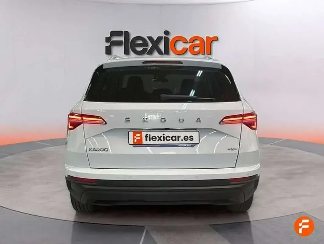 Usado Skoda Karoq Ambition 150 CV (110 kW) 2023 Blanco SUV