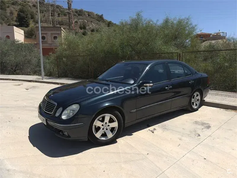 Usado Mercedes E270 Avantgarde 170 CV (125 kW) 2002 Negro Berlina