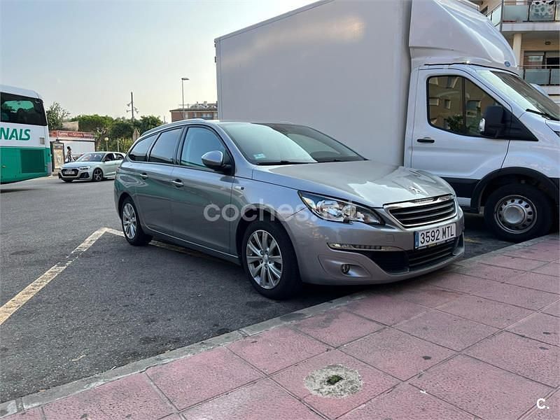 Usado Peugeot 308 Style 100 CV (73 kW) 2016 Gris / plata Berlina