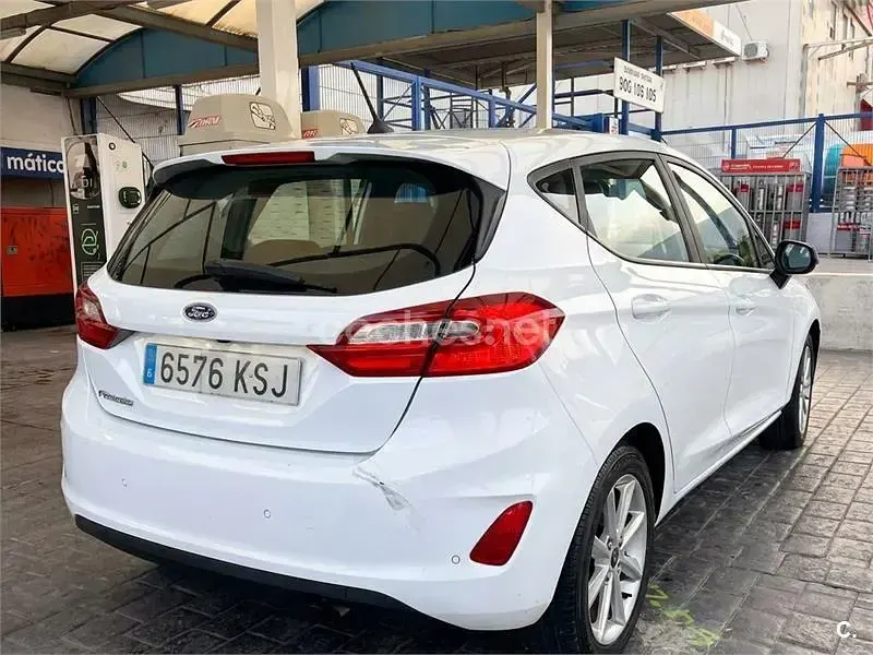 Usado Ford Fiesta Trend 85 CV (62 kW) 2018 Blanco Utilitario