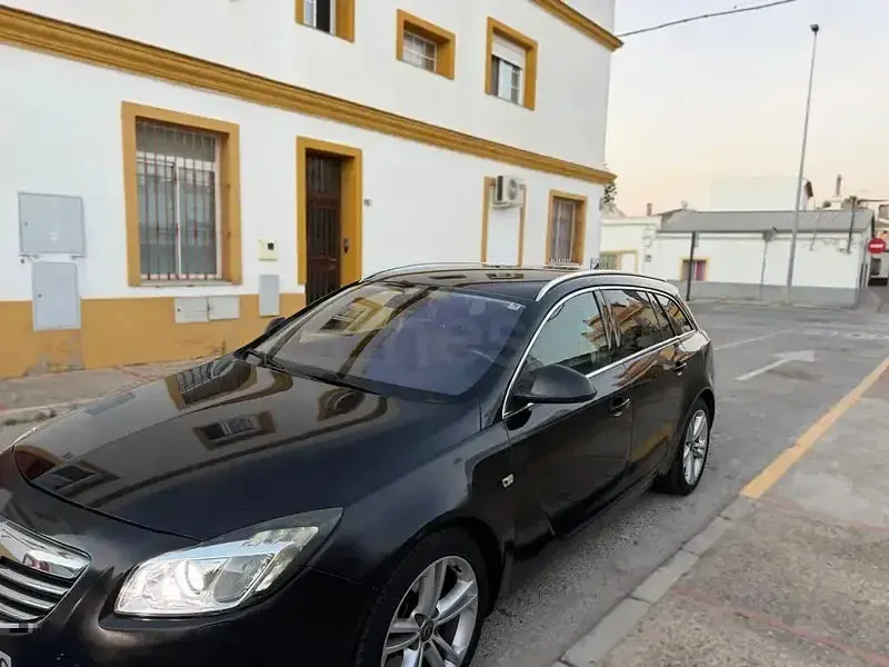 Usado Opel Insignia Sport 160 CV (117 kW) 2010 Negro Familiar