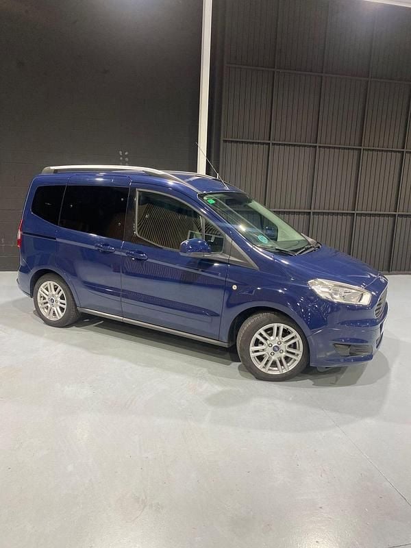 Usado Ford Tourneo Courier Ambiente 102 CV (75 kW) 2017 Azul Monovolumen