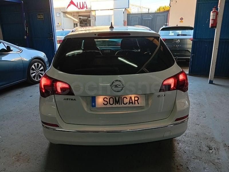 Usado Opel Astra Business 110 CV (80 kW) 2013 Blanco Familiar
