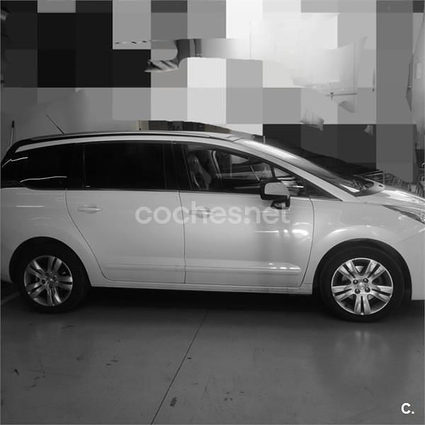 Usado Peugeot 5008 Allure 120 CV (88 kW) 2016 Blanco Monovolumen