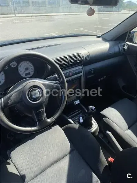 Usado Seat Leon 90 CV (66 kW) 2002 Negro Utilitario