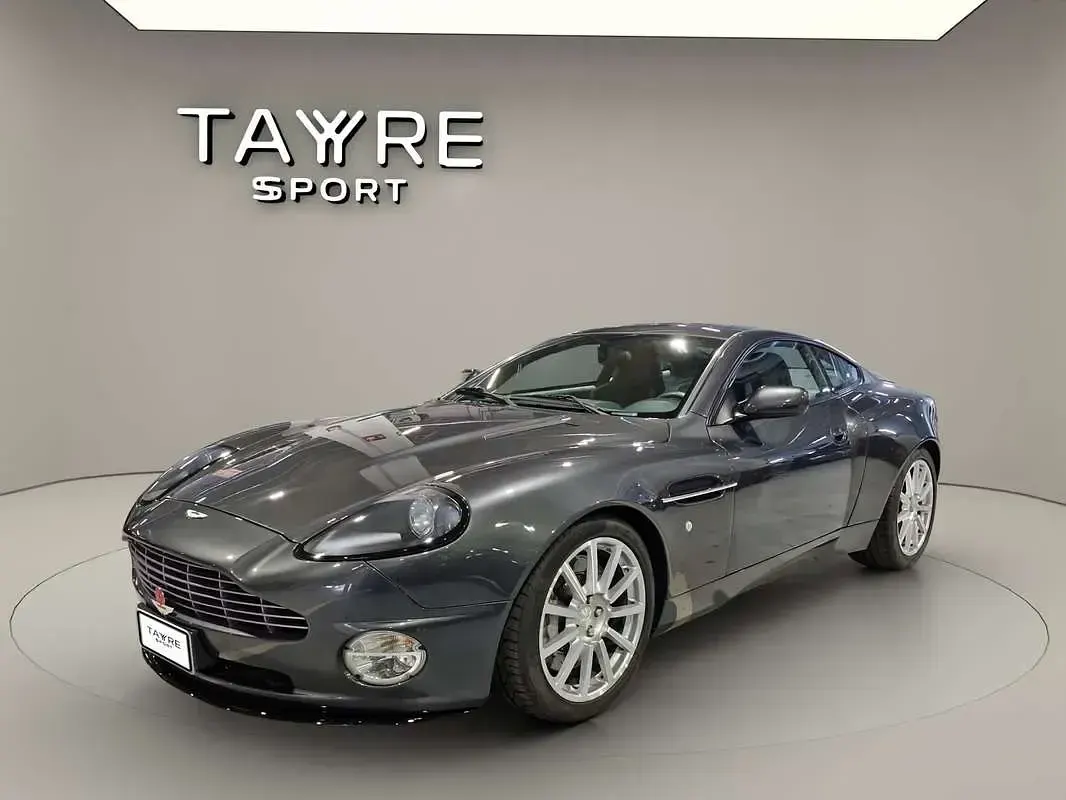 Usado Aston Martin Vanquish 528 CV (388 kW) 2005 Gris / plata Coupe